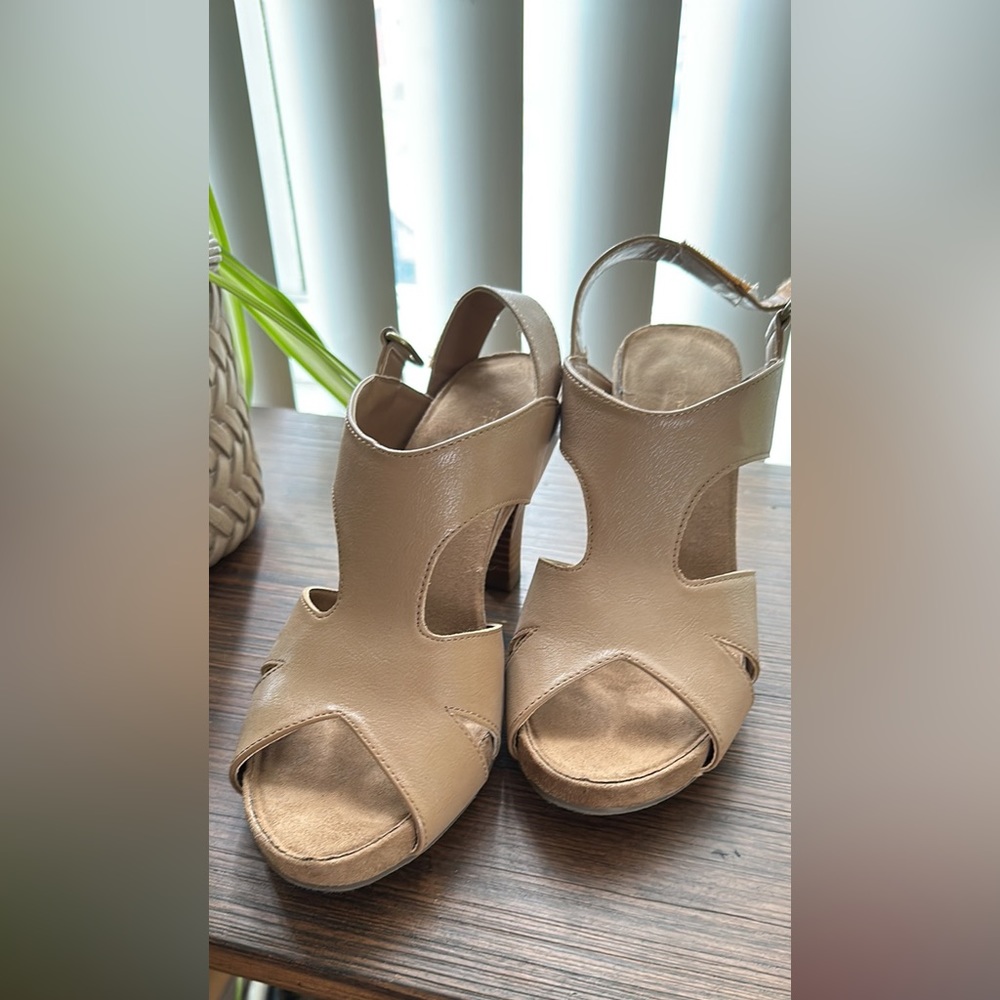 Tan size 8 Aerosoles women’s Heels